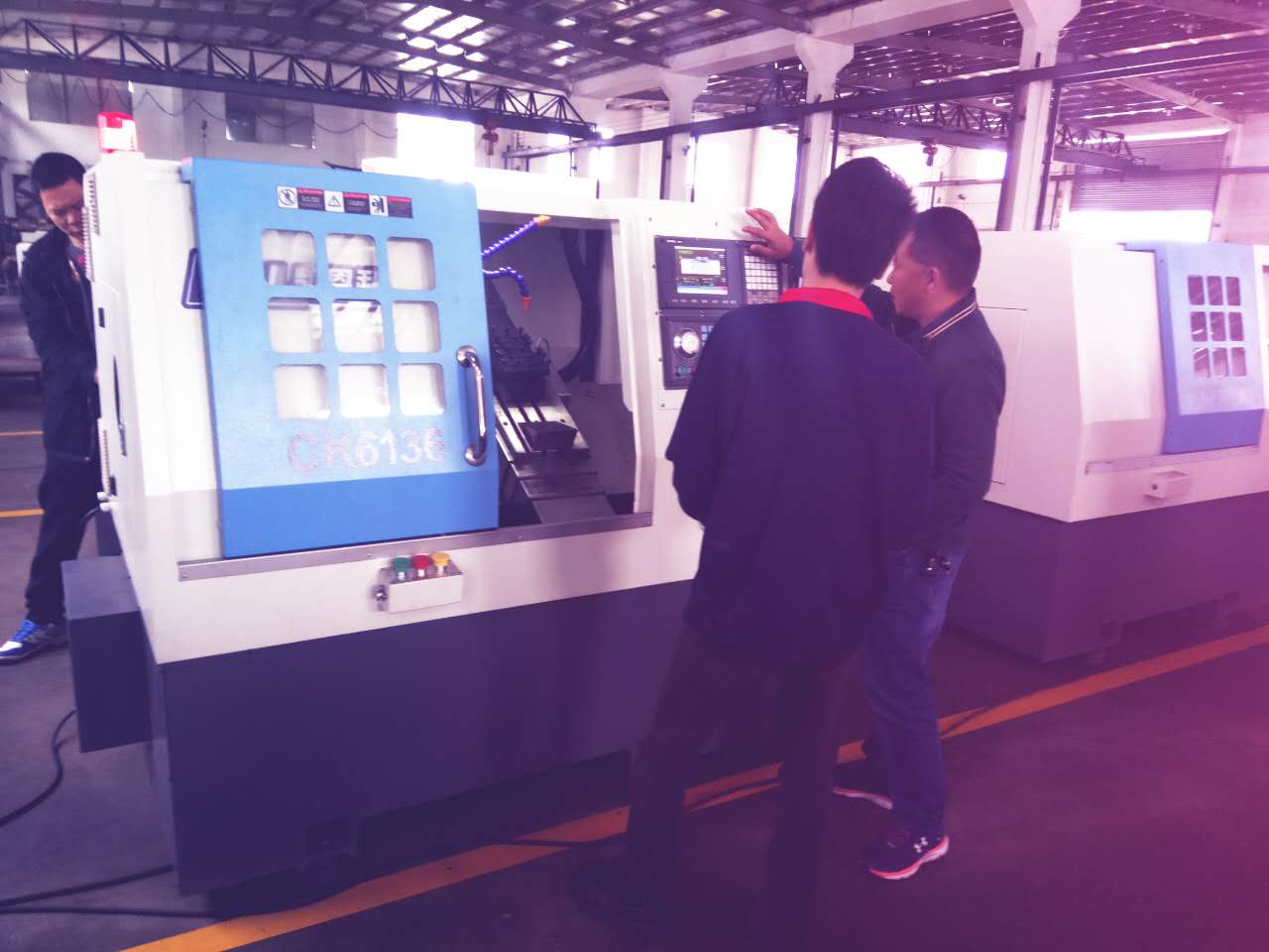 凱恩利技術(shù)人員馬生培訓(xùn)李建林老板數(shù)控車床的操作方法簡單的保養(yǎng)維護(hù)