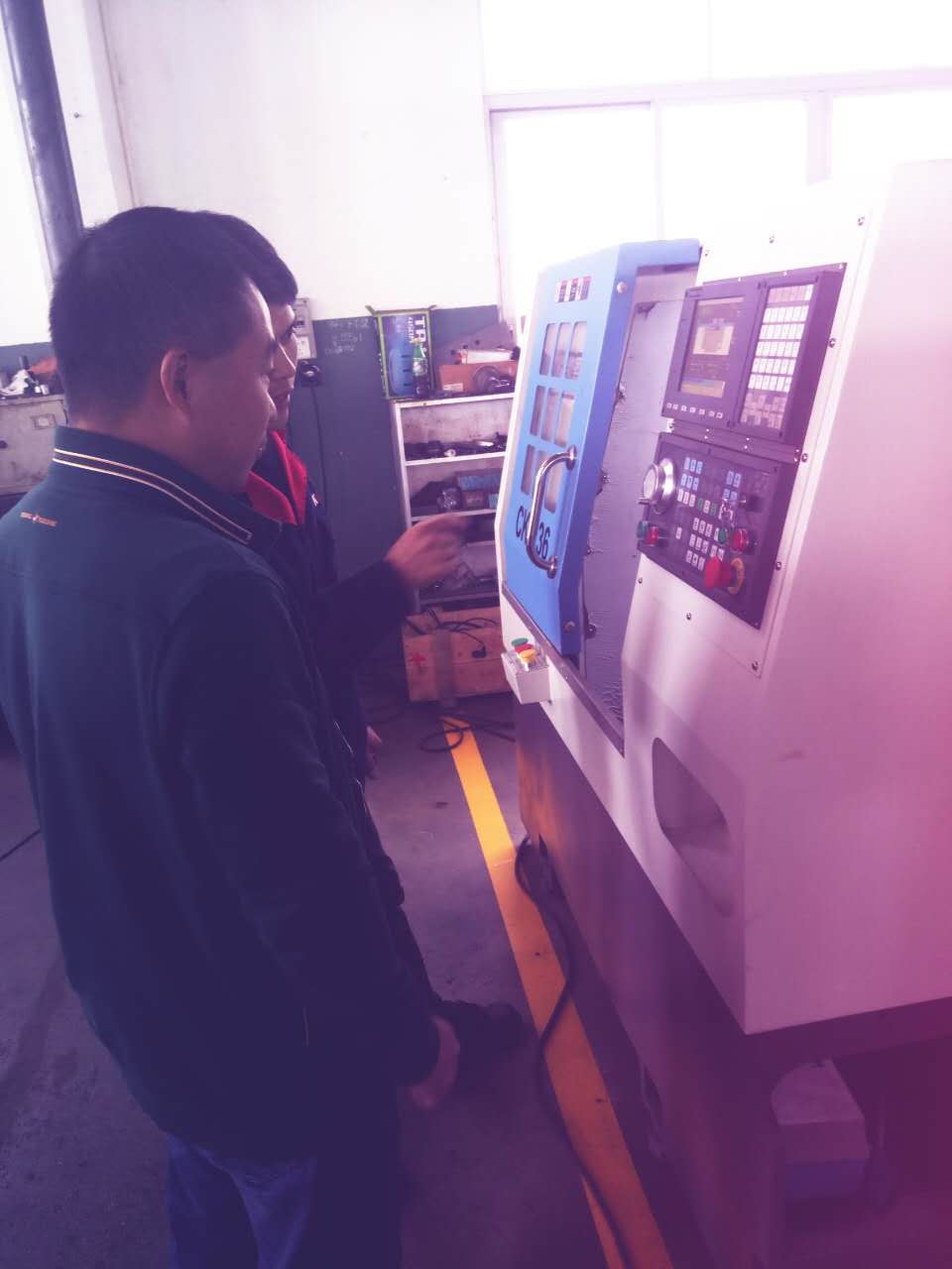 凱恩利技術(shù)人員莫生培訓(xùn)李建林老板數(shù)控車床的使用方法