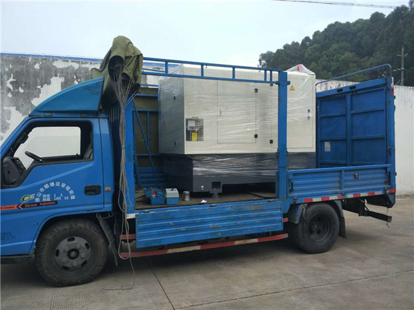 裝車完畢,把機床運往客戶處 裝車完畢,把機床運往客戶處