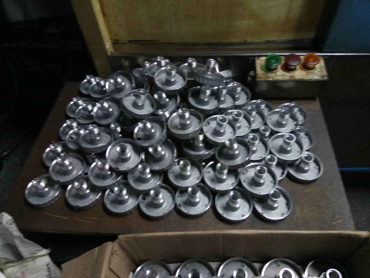  CKX6146C (46標(biāo)準(zhǔn)排刀機(jī)）是高速度機(jī)，一個鐘頭做了這么多樣品