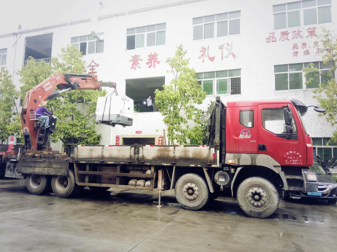 機(jī)器調(diào)裝中，準(zhǔn)備吊上二樓