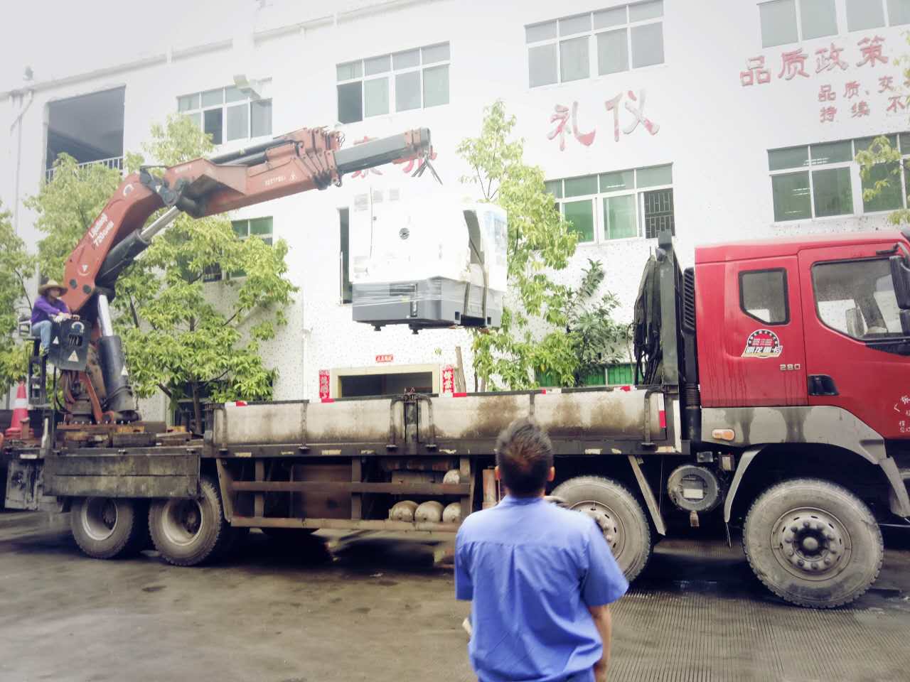 機(jī)器調(diào)裝中，注意安全！