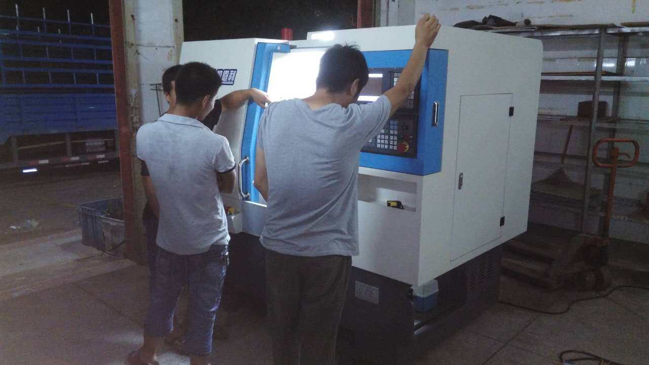 凱恩利機床(客戶在調(diào)參數(shù)試車) 凱恩利機床(客戶在調(diào)參數(shù)試車)