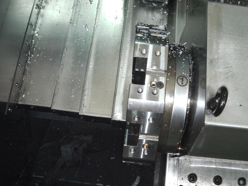 大拖板和刀架斜置，使得機床的操作和排屑都很方便，并且占地面積小，有很好的宜人性。