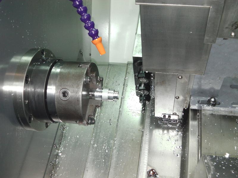 大拖板和刀架斜置，使得機床的操作和排屑都很方便，并且占地面積小，有很好的宜人性。