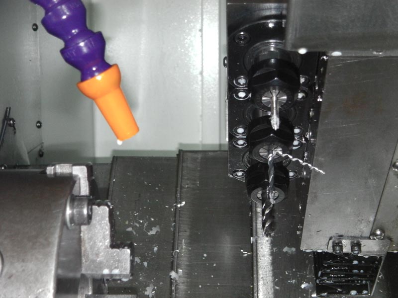  機床結構特點 Construction and feature of machine tool ■ 適用于重負荷和連續(xù)切削，可保持長久的高精度和優(yōu)質的表面精糙度。 ■ 高精度、高剛性、重負荷主軸。 主軸采用原裝進口日本NSK或德國FAG P4級精密級主軸軸承 主軸采用原裝進口日本NSK或德國FAG P4級精密級主軸軸承 主軸采用原裝進口日本NSK或德國FAG P4級精密級主軸軸承 主軸采用原裝進口日本NSK或德國FAG P4級精密級主軸軸承 主軸采用原裝進口日本NSK或德國FAG P4級精密級主軸軸承，經(jīng)工程計算分析取得較佳化的跨距配置，配合獨特的迷宮式防水設計和散熱片式主軸箱設計，可達到更佳的防水防塵效果。引用高科技潤滑技術及高剛性套筒結構展現(xiàn)較佳穩(wěn)定性，能確保更大軸向剛性，徑向剛性及加工精度。采用專用主軸電機及進口變頻器，實現(xiàn)大范圍自動無級調速，整支主軸由臺灣普森專業(yè)主軸廠家生產(chǎn)。主軸軸承為前三后二排列,更能承受較強沖擊。主軸設計轉速可達8000rpm/min。 ■ 剛性好，操作、排屑方便。 高強度，床身傾斜45°，采用優(yōu)質鑄鐵樹脂砂造型，并經(jīng)二次退火處理，保證鑄件穩(wěn)定性，緊密型筋骨板結構，剛性好、抗震性強。