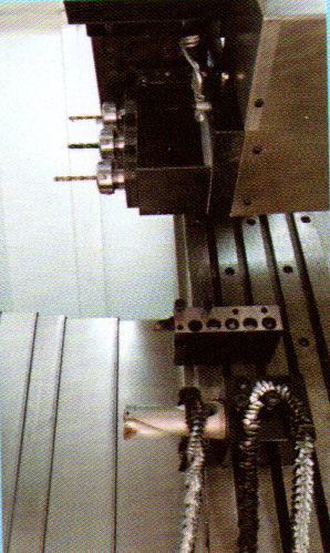 控制系統(tǒng)及主軸電機采用伺服主軸，加裝兩軸徑向或軸向伺服動力頭?？蓪崿F(xiàn)主軸360度任意分度定位，鉆、攻、銑功能。