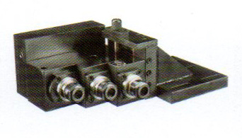 控制系統(tǒng)及主軸電機采用伺服主軸，加裝兩軸徑向或軸向伺服動力頭?？蓪崿F(xiàn)主軸360度任意分度定位，鉆、攻、銑功能。