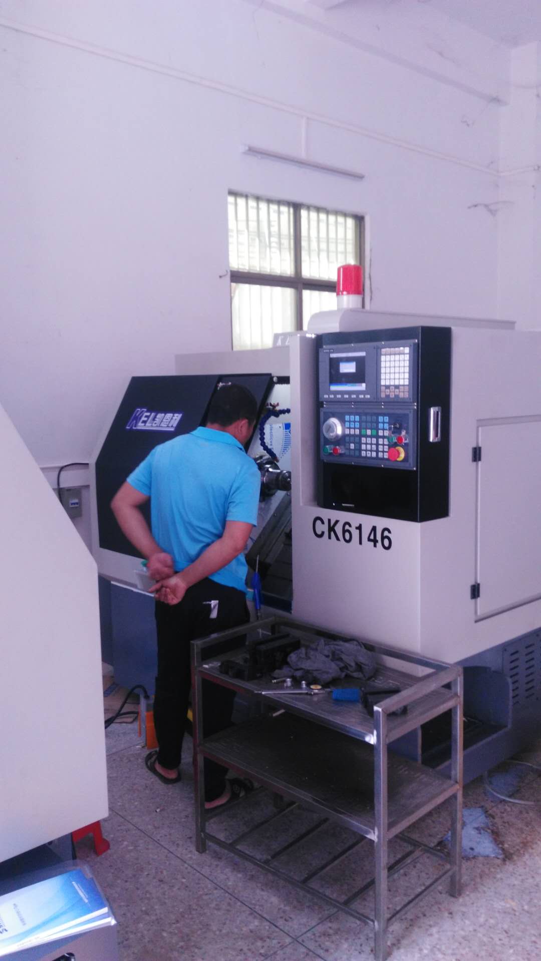 凱恩利安裝完后，觀察加工的情況