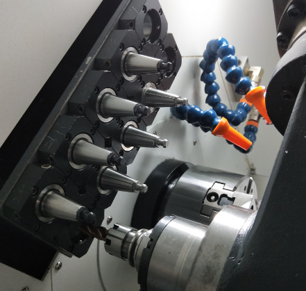 .數(shù)控車床標(biāo)準(zhǔn)配置臺(tái)灣套筒主軸．主軸軸承采用日本NSK高精度滾動(dòng)主軸軸承、主軸最高轉(zhuǎn)速可達(dá)6000r/min,主軸伺服主軸驅(qū)動(dòng)，可實(shí)現(xiàn)C軸差補(bǔ)分度加工。