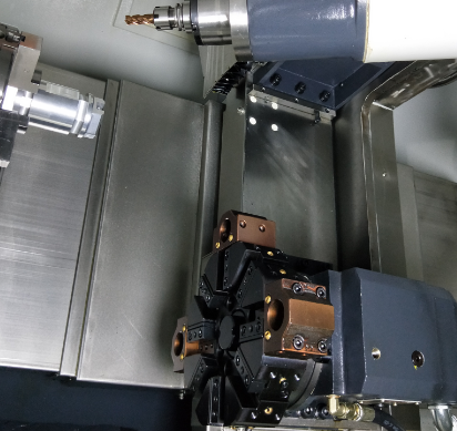 標(biāo)準(zhǔn)配置為伺服刀塔,再配置車銑銑削機(jī)構(gòu)、實(shí)現(xiàn)4+1軸車銑復(fù)合加工或5軸加工。