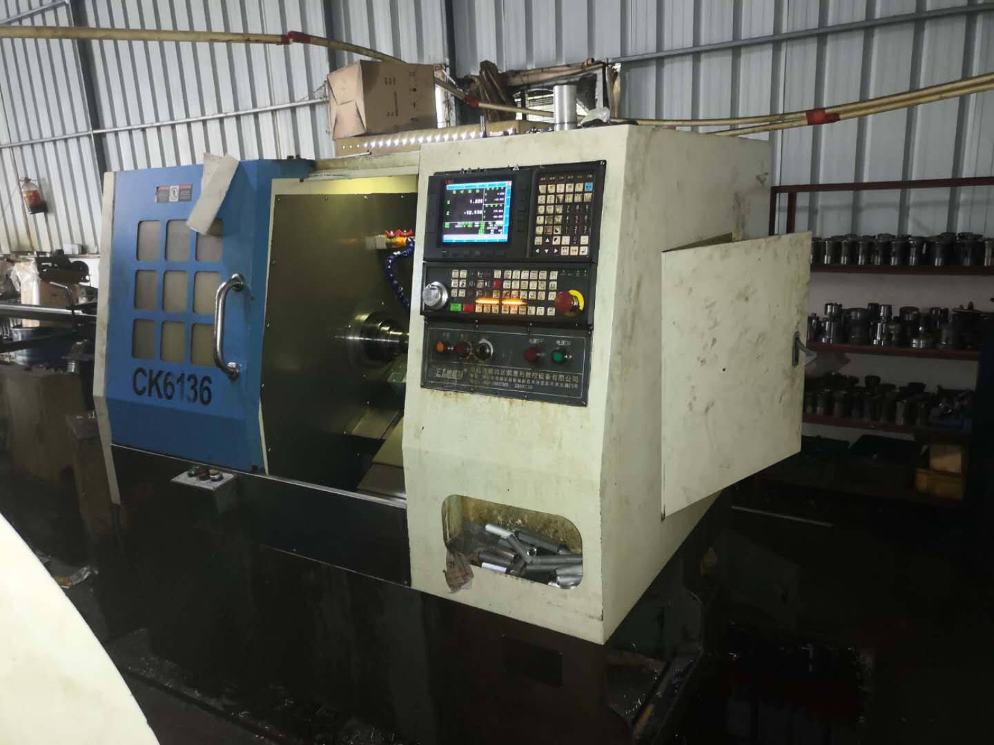 凱恩利數(shù)控車床36機放置在余剛的生產工廠內