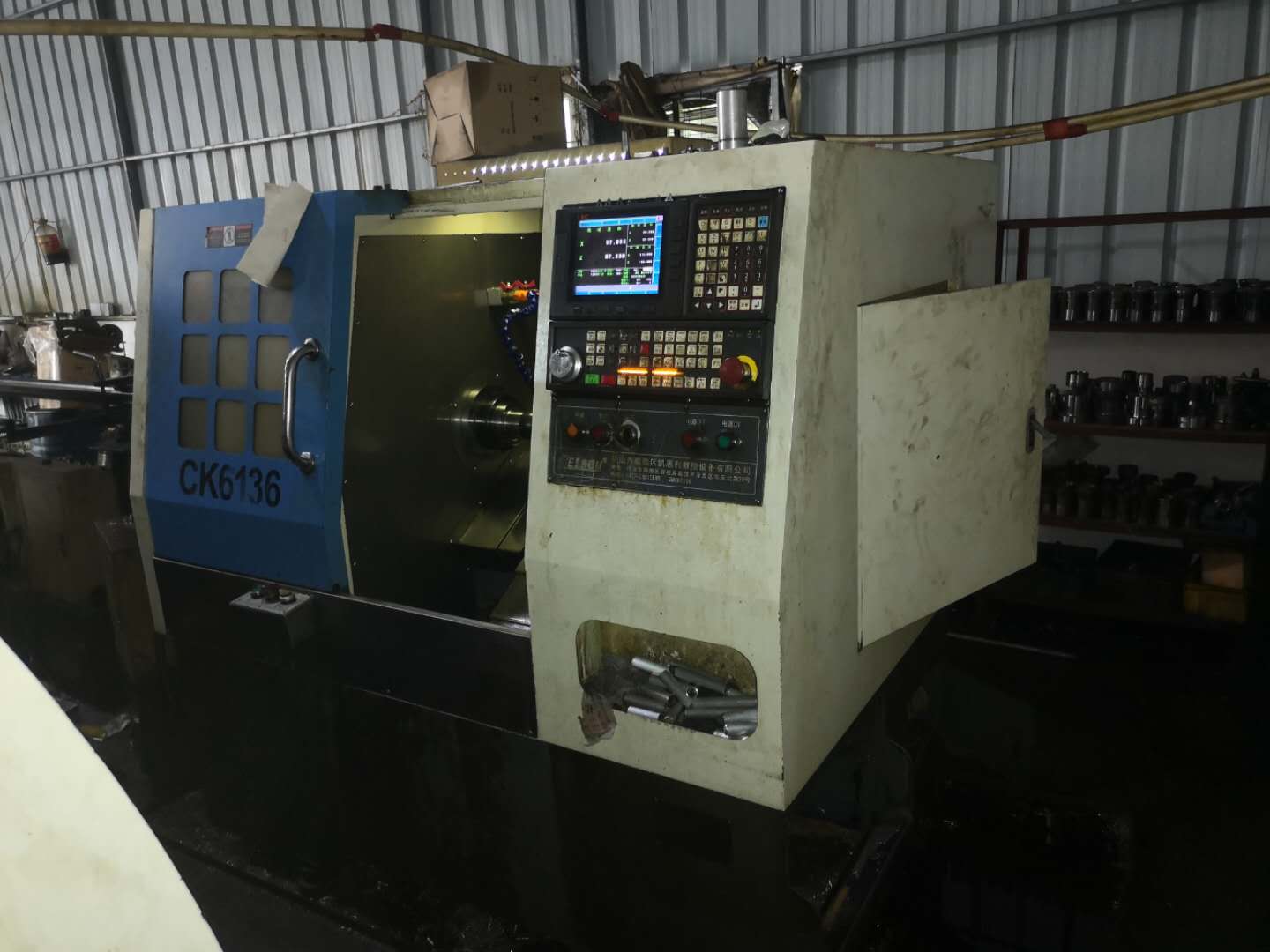 凱恩利數(shù)控車床36機放置在余剛的生產工廠內