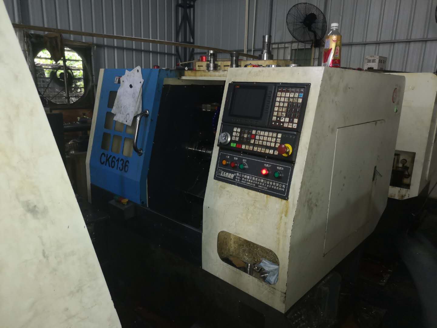 凱恩利數(shù)控車床36機放置在余剛的生產工廠內